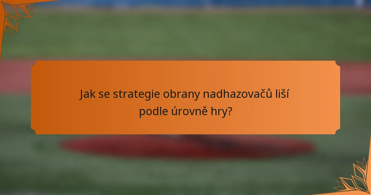 Jak se strategie obrany nadhazovačů liší podle úrovně hry?